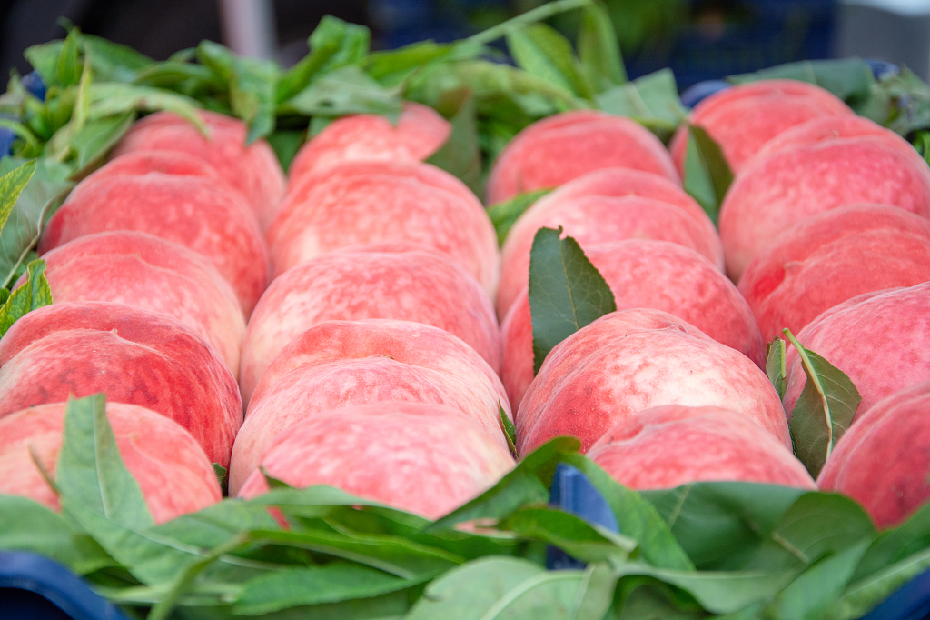 水果批发市场中的鲜桃