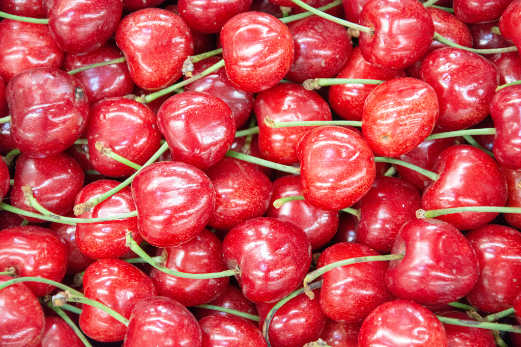 水果批发市场中新鲜的樱桃