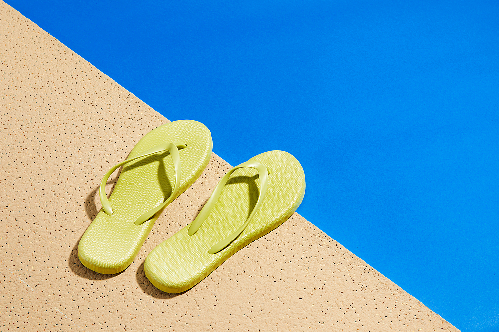 夏日泳池边的拖鞋