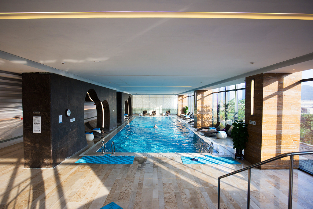 五星级酒店的豪华游泳池