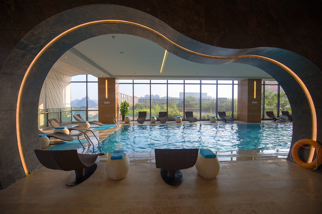 五星级酒店的豪华游泳池