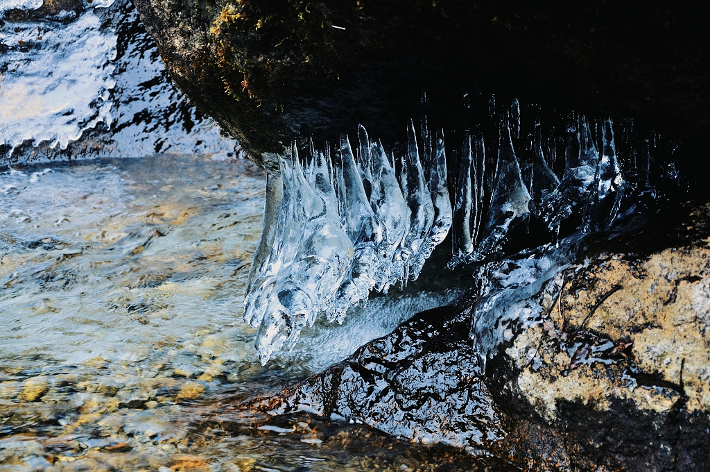 冬季结冰冰柱