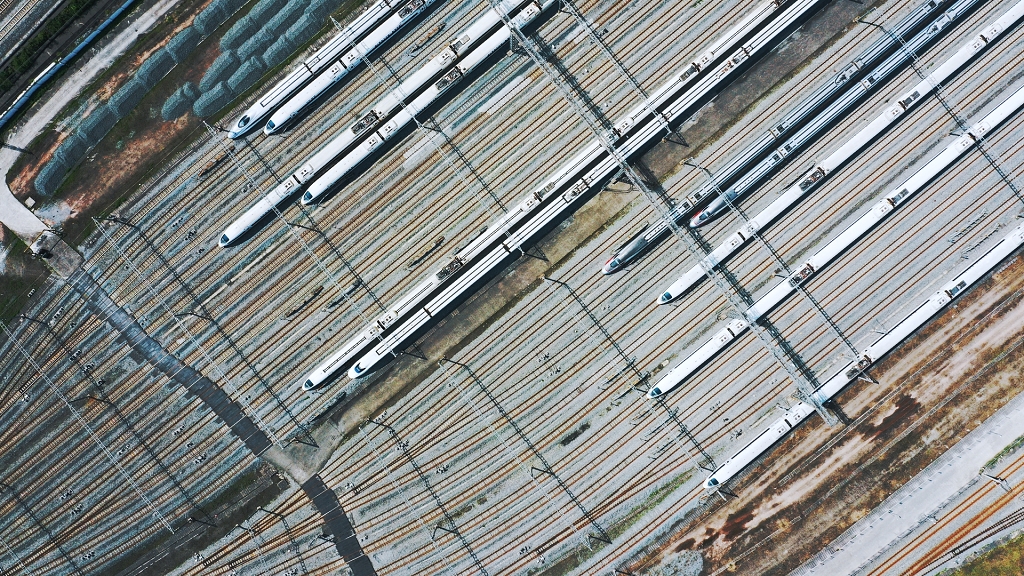 高铁动车候车场排队进站