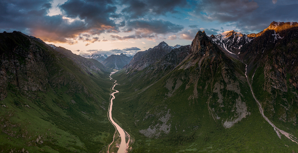 航拍新疆喀什河山谷日出
