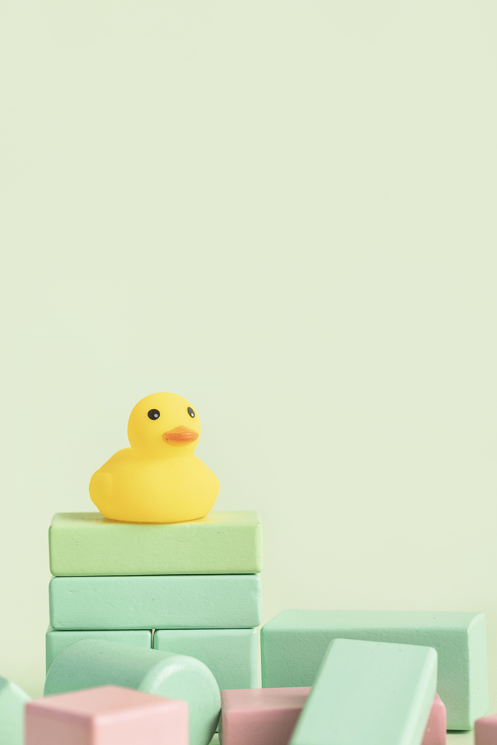 儿童节小黄鸭绿色背景儿童节图片儿童节静物六一儿童节61儿童节儿童节背景图