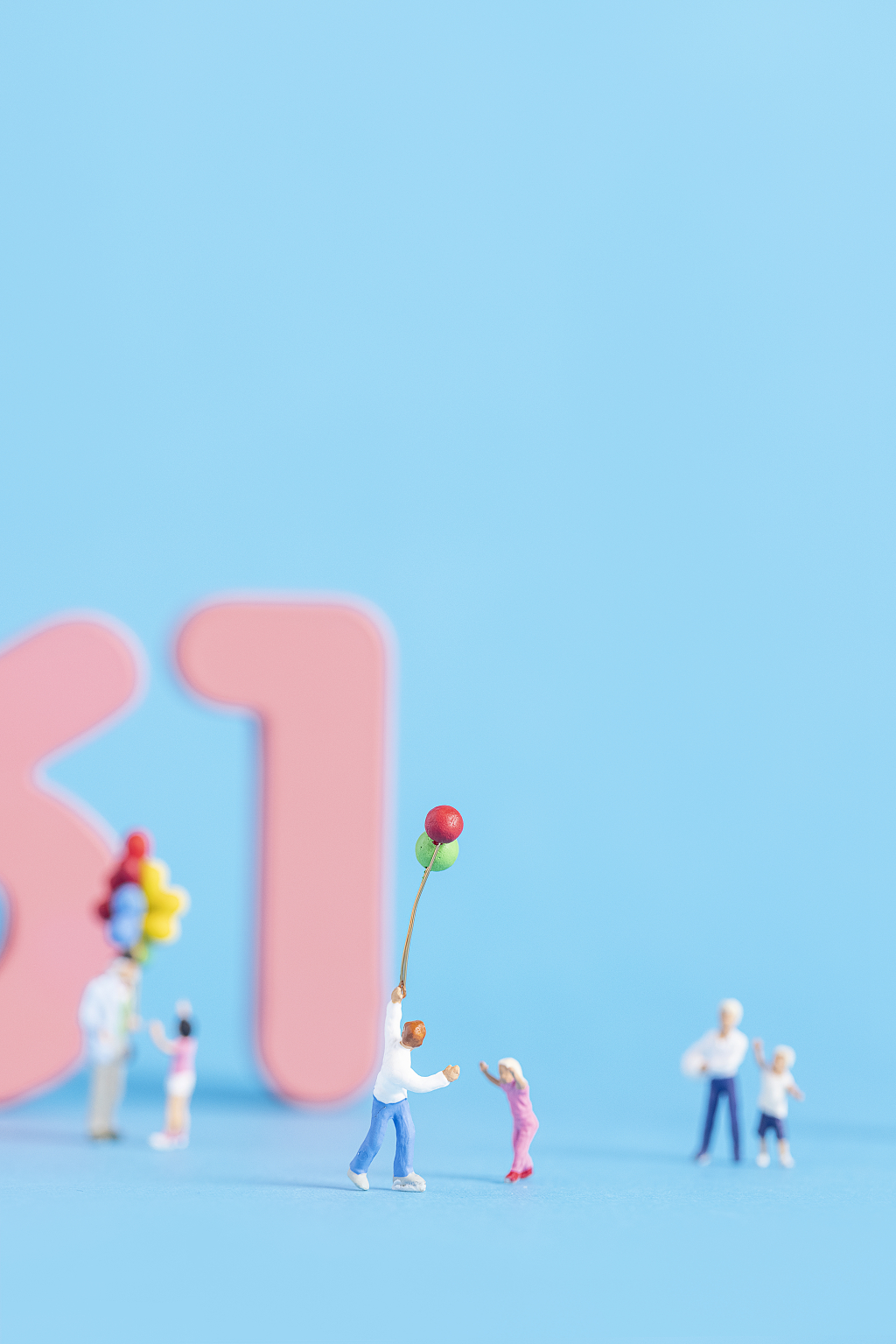 玩耍的孩子蓝色背景儿童节图片儿童节静物六一儿童节61儿童节儿童节背景图