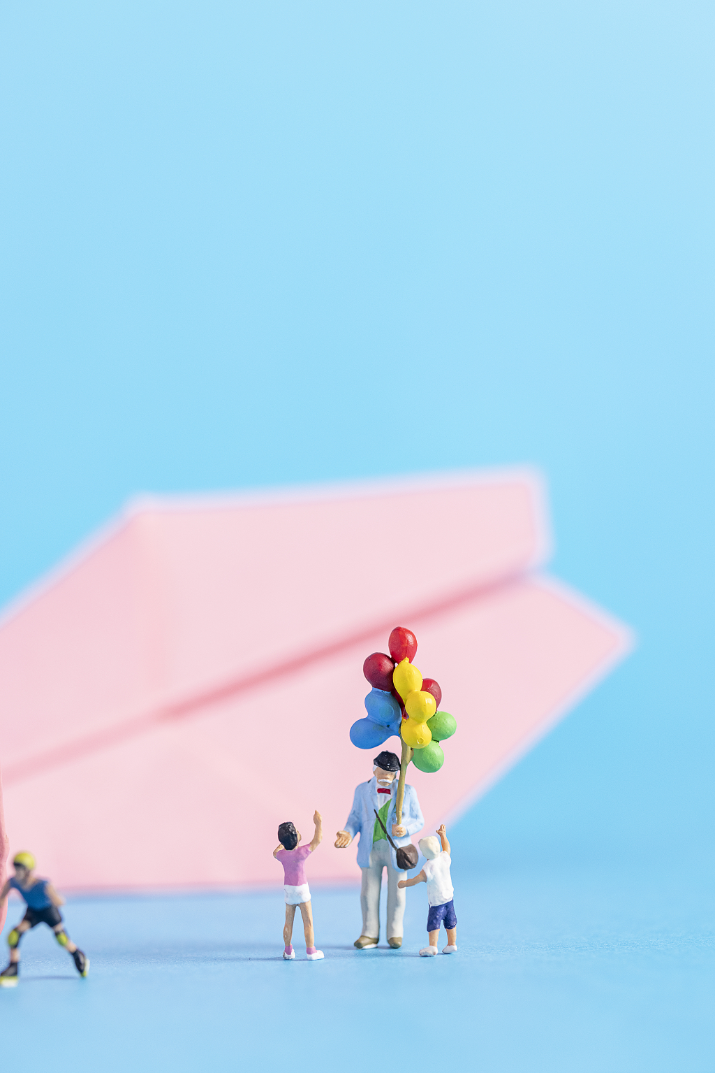 微缩创意买气球的儿童儿童节图片儿童节静物六一儿童节61儿童节