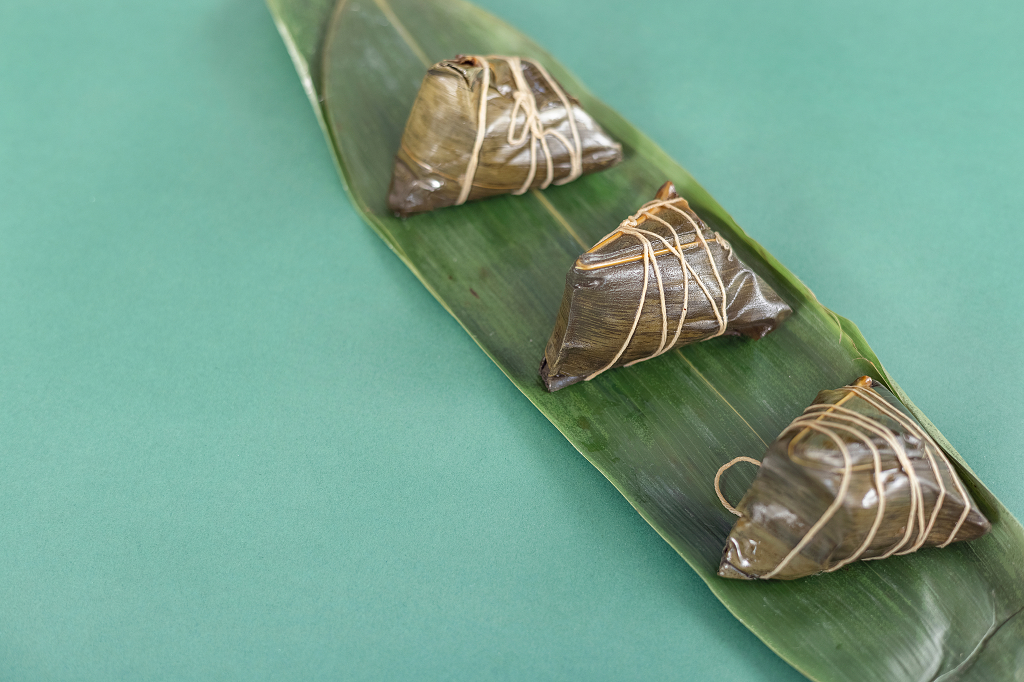 三个粽子淡绿色背景端午节图片粽子静物五月初五粽子创意