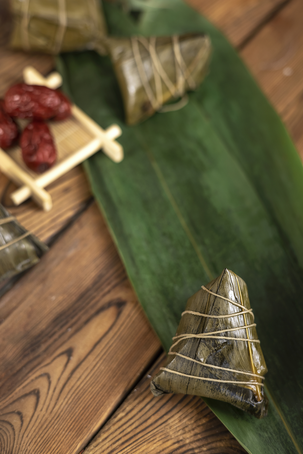 端午节木桌上的粽子端午节图片粽子静物五月初五粽子创意