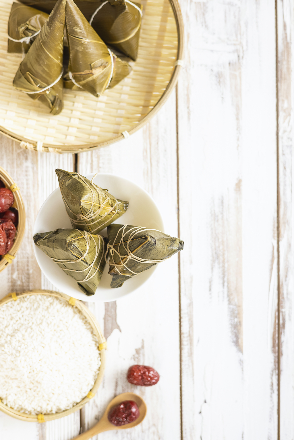 端午节包粽子明亮背景端午节图片粽子静物五月初五粽子创意