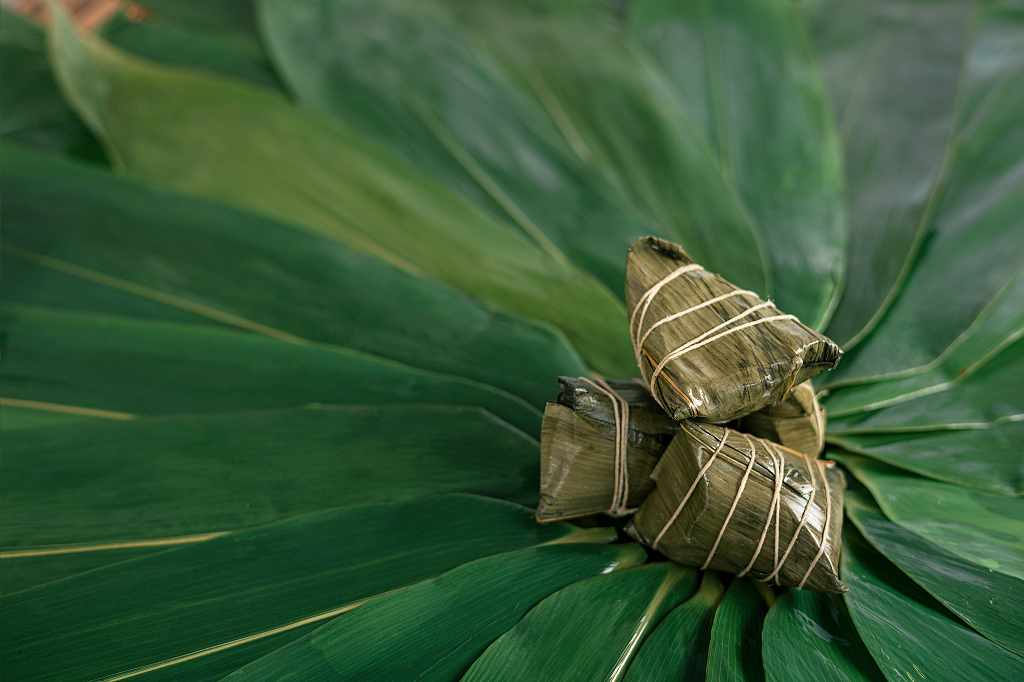 粽子叶上的端午节图片端午节图片粽子静物五月初五粽子创意