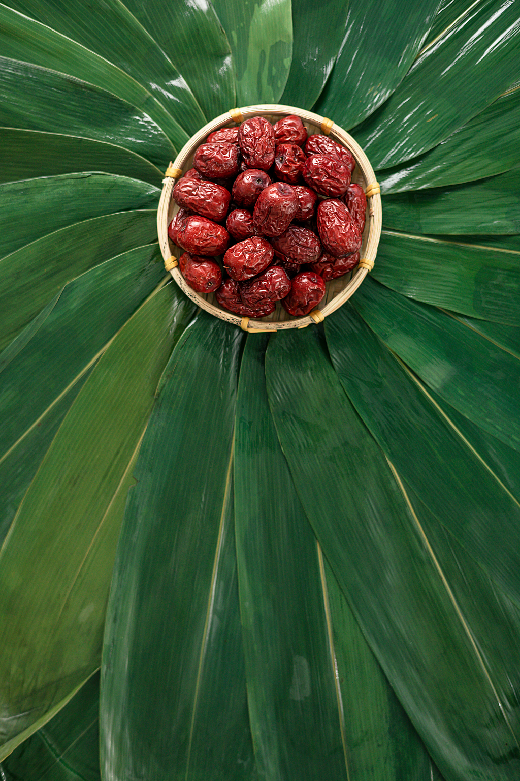 红枣粽子粽子叶背景端午节图片粽子静物五月初五粽子创意