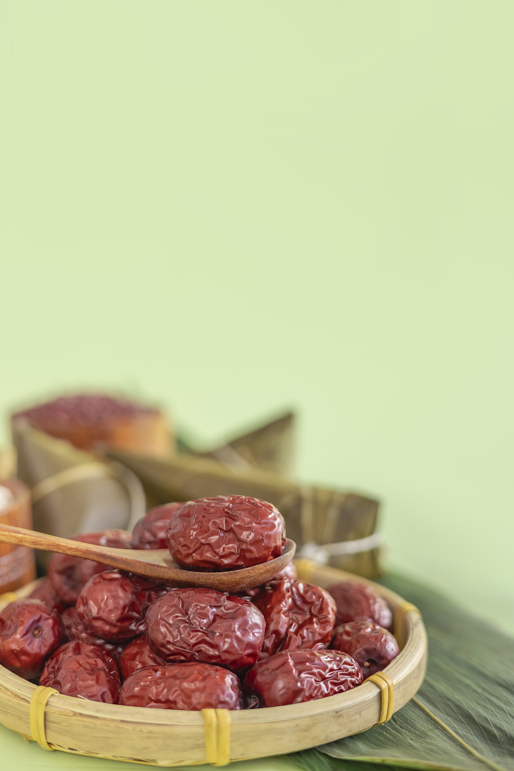 端午节红枣食材绿色背景端午节图片粽子静物五月初五粽子创意