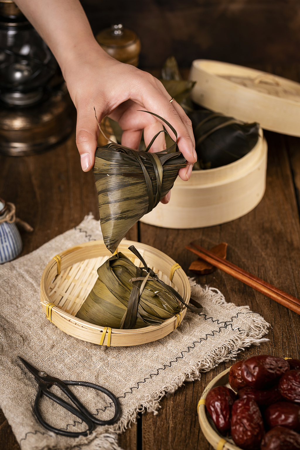 手拿粽子端午节图片端午节图片粽子静物五月初五粽子创意