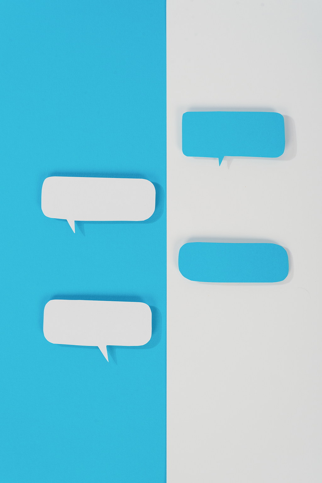 蓝白拼色创意对话聊天框彩色创意彩色背景撞色素材