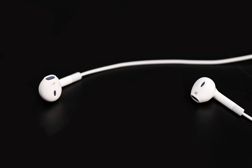 一对耳机黑色背景耳机素材耳机图片带线耳机