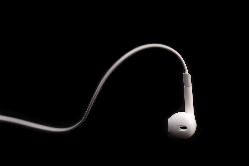 听见声音耳机创意黑色背景耳机素材耳机图片带线耳机