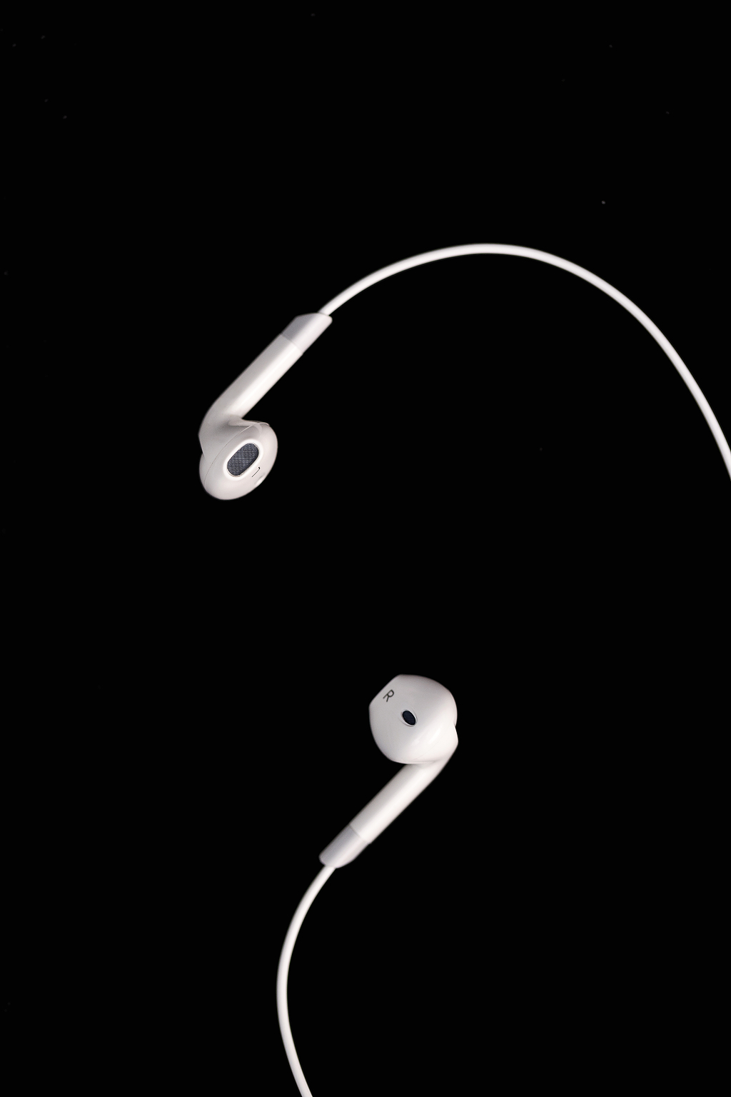 漂浮的耳机黑色背景耳机素材耳机图片带线耳机