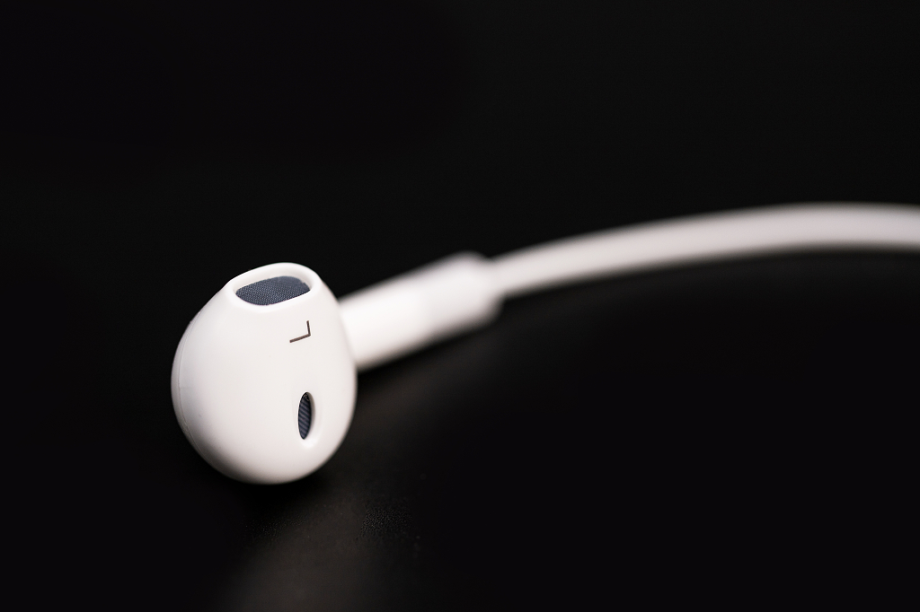 一支耳机特写黑色背景耳机素材耳机图片带线耳机