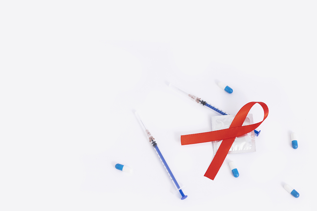 关心艾滋病群体创意公益图片红丝带创意