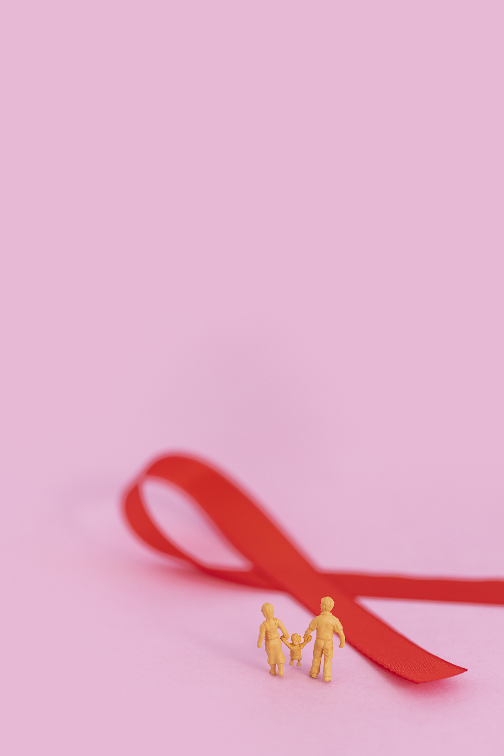 公益关爱红丝带微缩创意公益图片红丝带创意