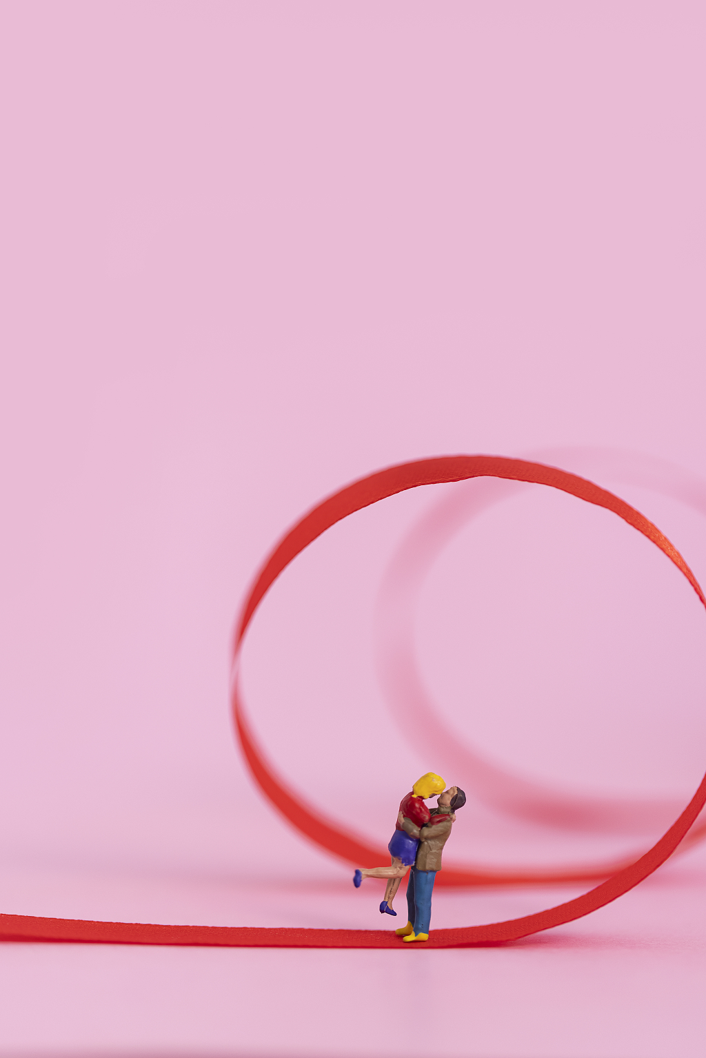 公益关怀拥抱创意图片公益图片红丝带创意