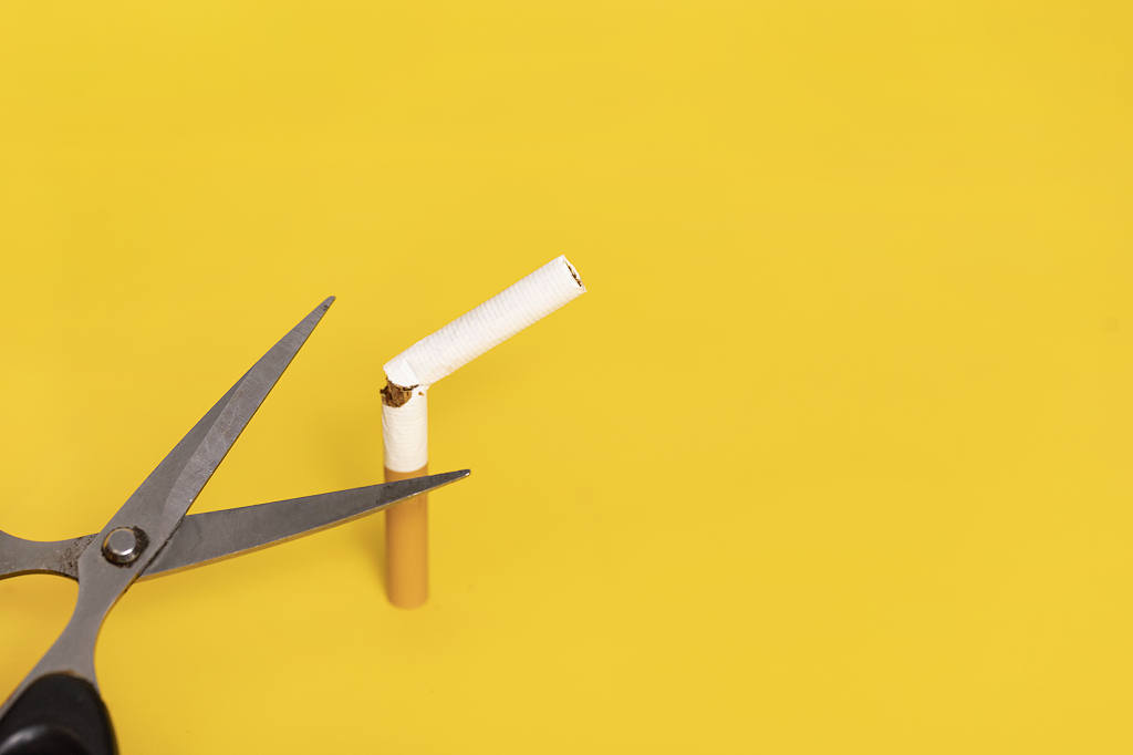 香烟创意世界无烟日黄色背景禁烟吸烟有害健康