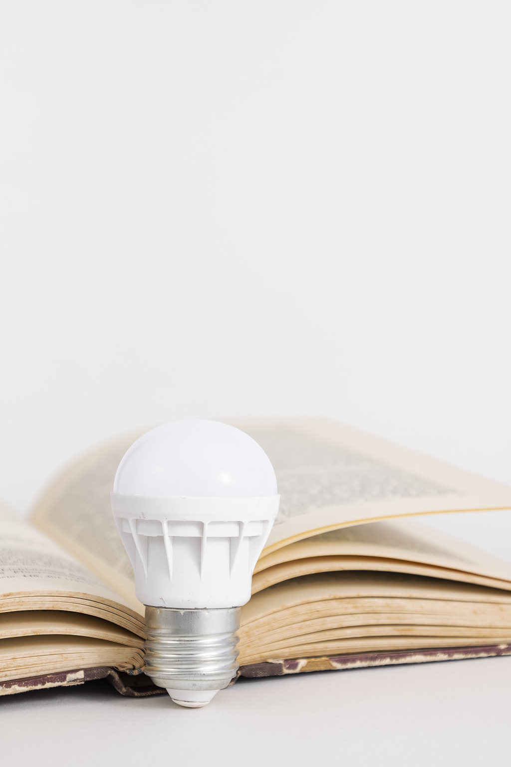 灯泡图书创意读书日环保素材节能减排低碳创意