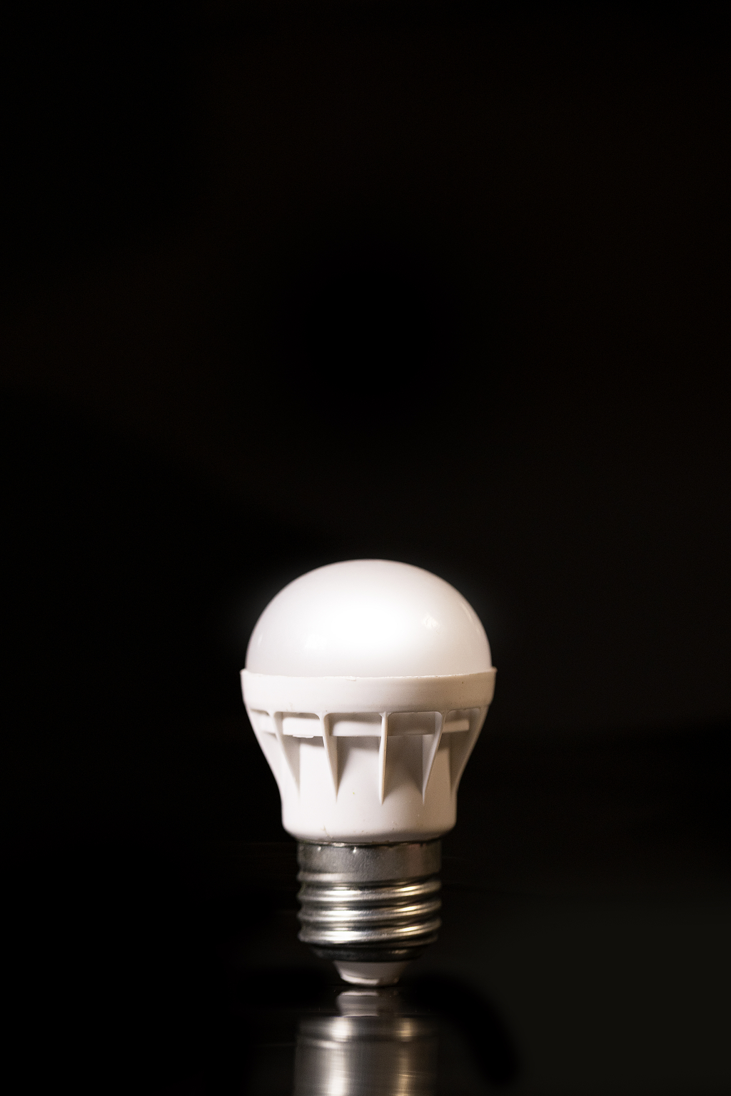 灯泡黑色背景创意环保环保素材节能减排低碳创意