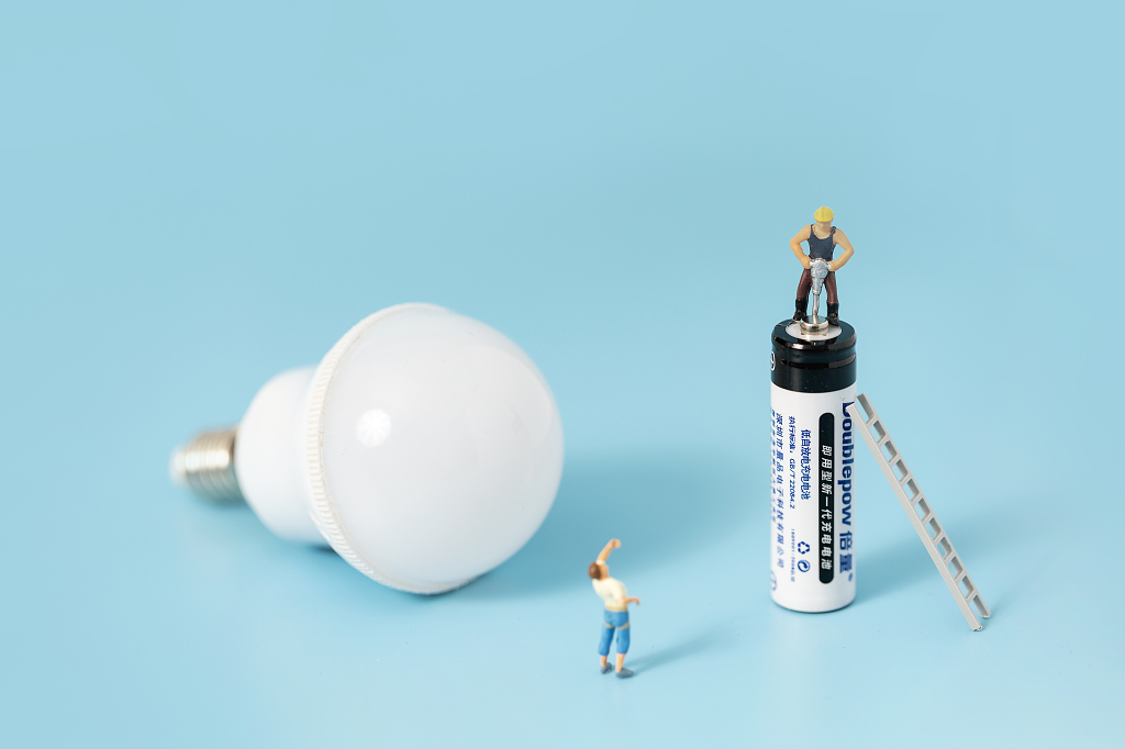 电池节能灯微缩创意环保素材节能减排低碳创意