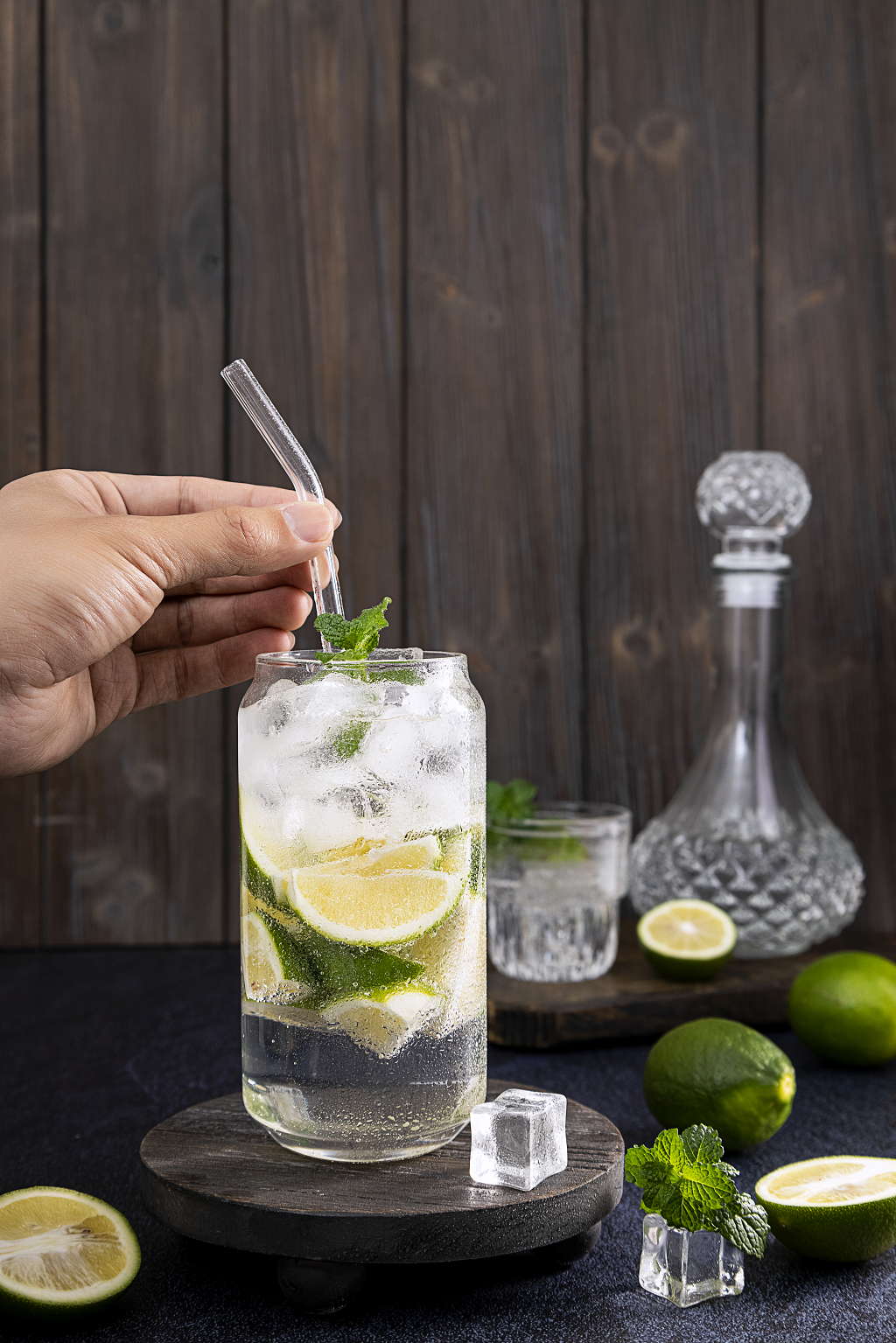 手拿吸管夏日冷饮图片冷饮图片夏天饮品夏日清爽