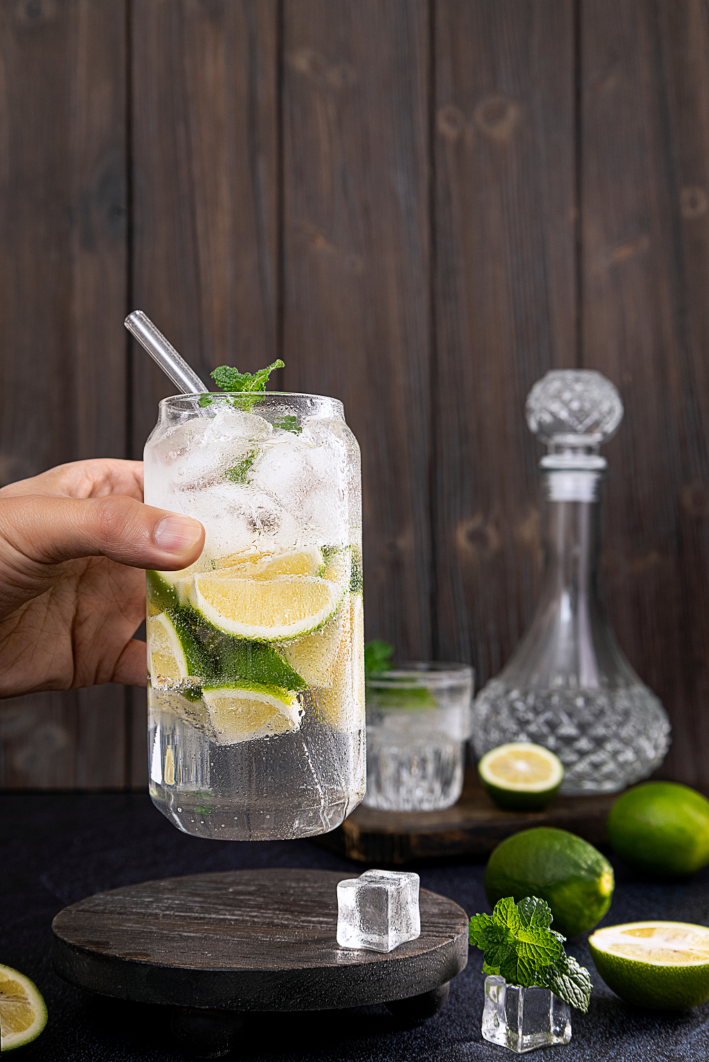 手拿一杯柠檬气泡水冰爽夏季素材冷饮图片夏天饮品夏日清爽