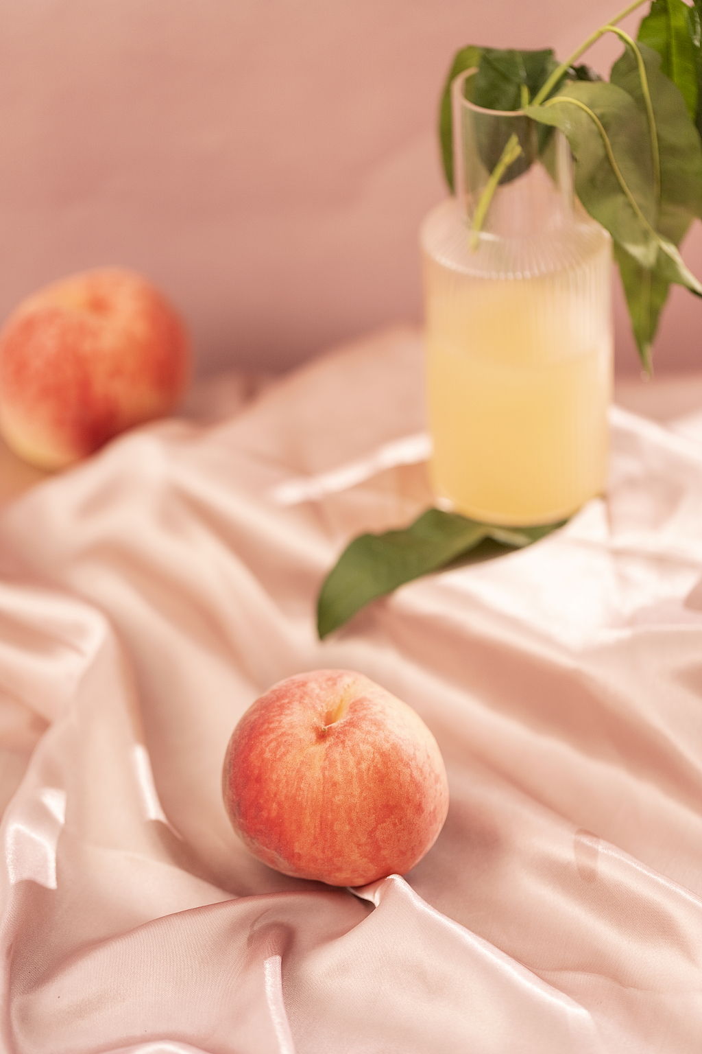 一个桃子与一瓶桃汁冷饮图片夏天饮品夏日清爽