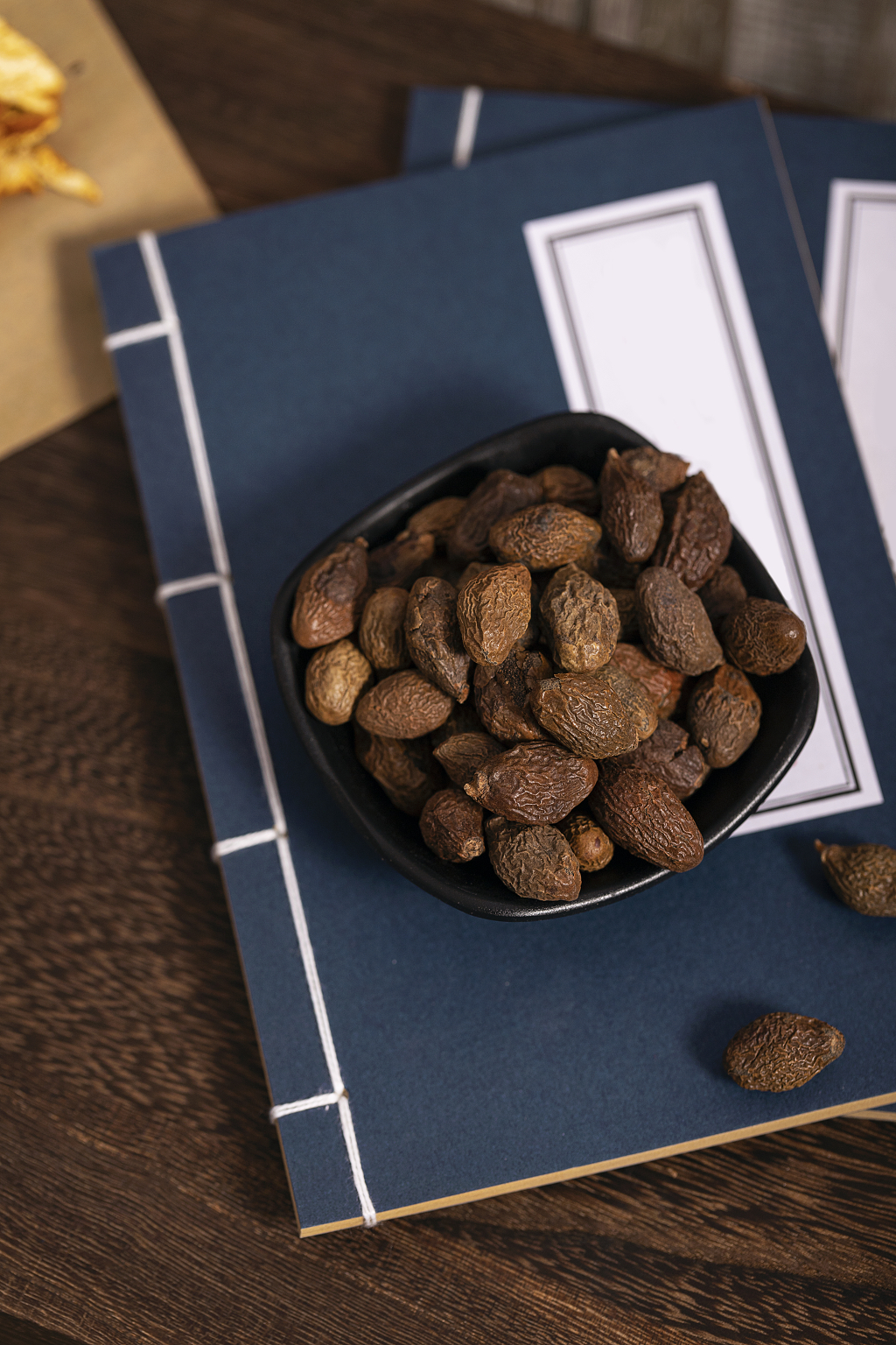 中药材胖大海中医书籍背景中医中药图片医师节国医节