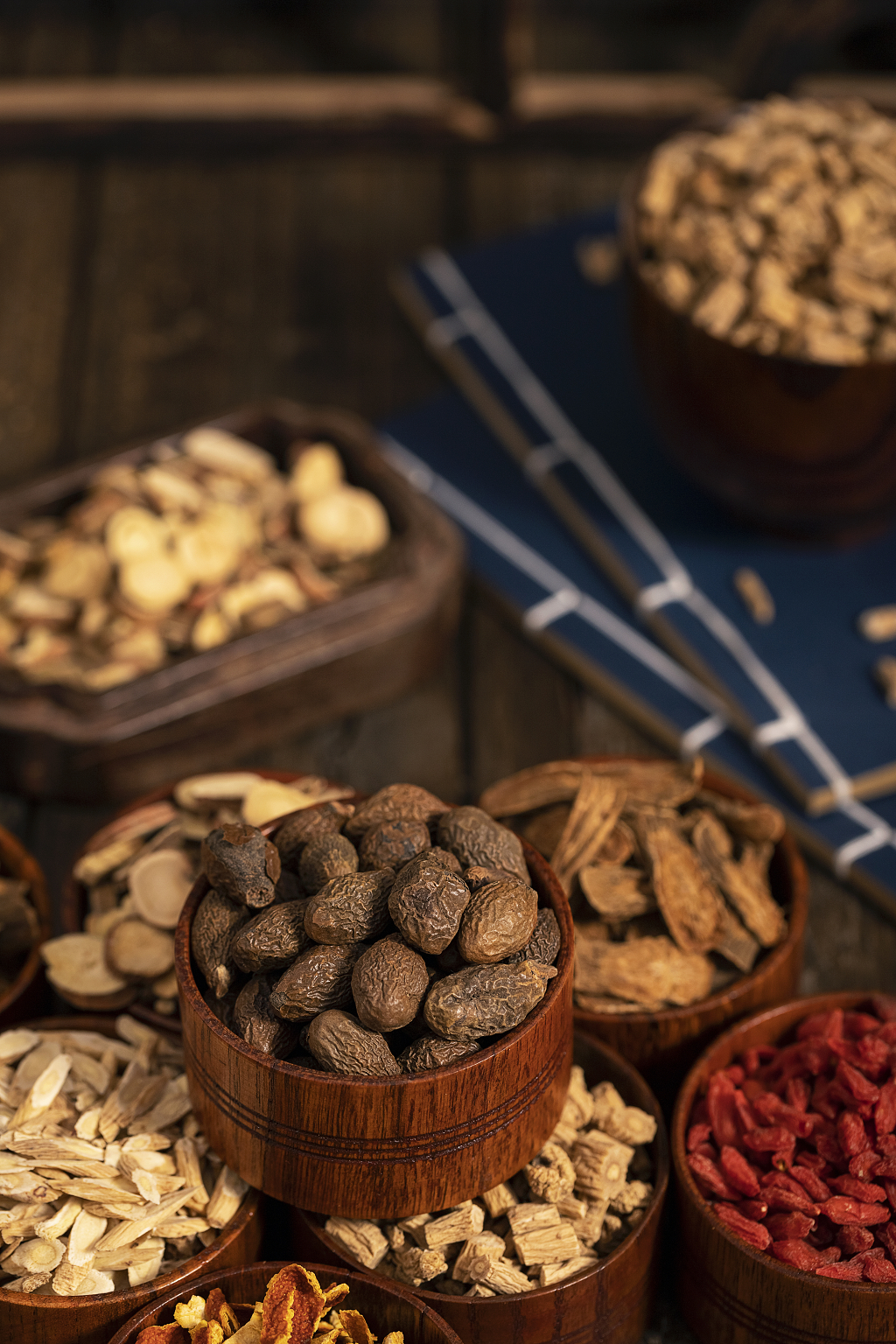 中药材大杂烩中式背景中医中药图片医师节国医节