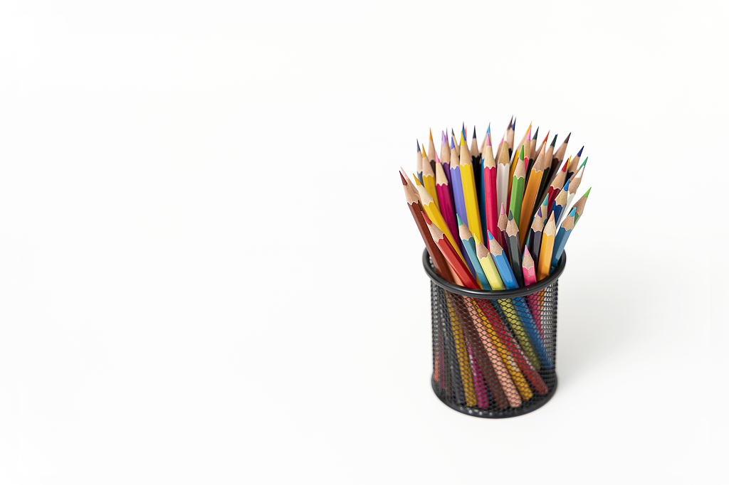 彩铅笔筒白色背景图彩色铅笔绘画艺术教育