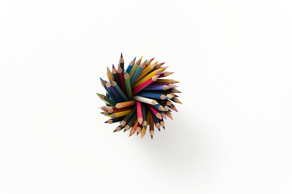 彩铅笔筒俯拍白色背景彩色铅笔绘画艺术教育
