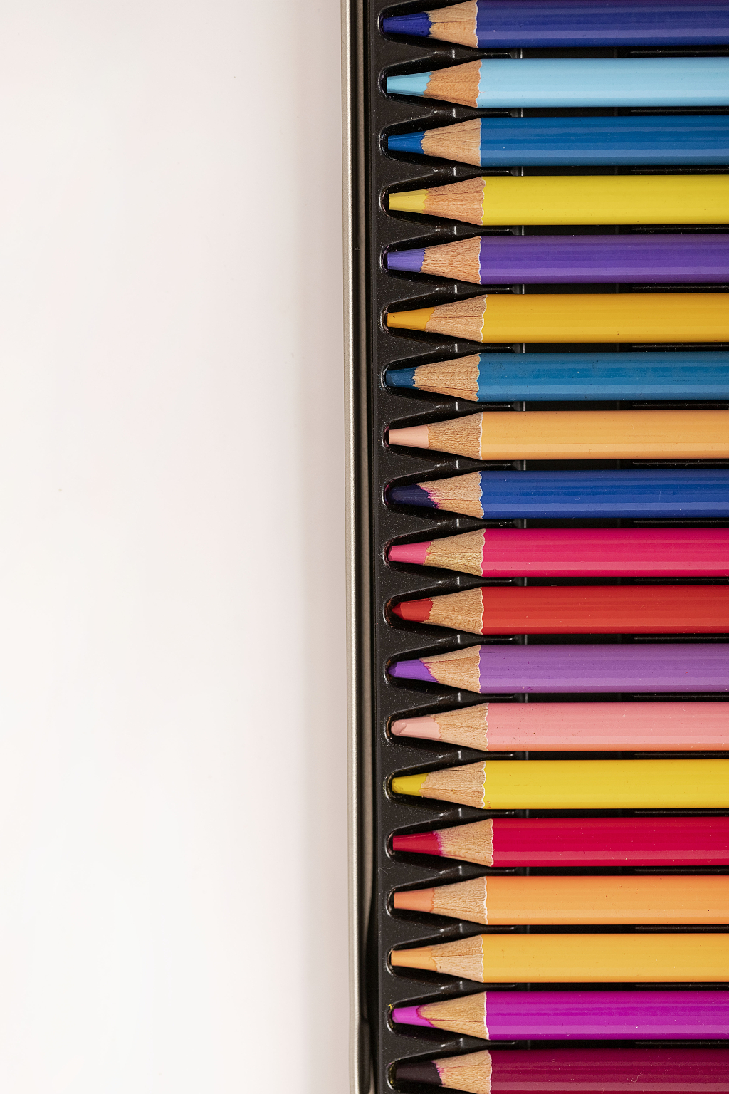 铅笔盒中排列整齐的彩铅彩色铅笔绘画艺术教育