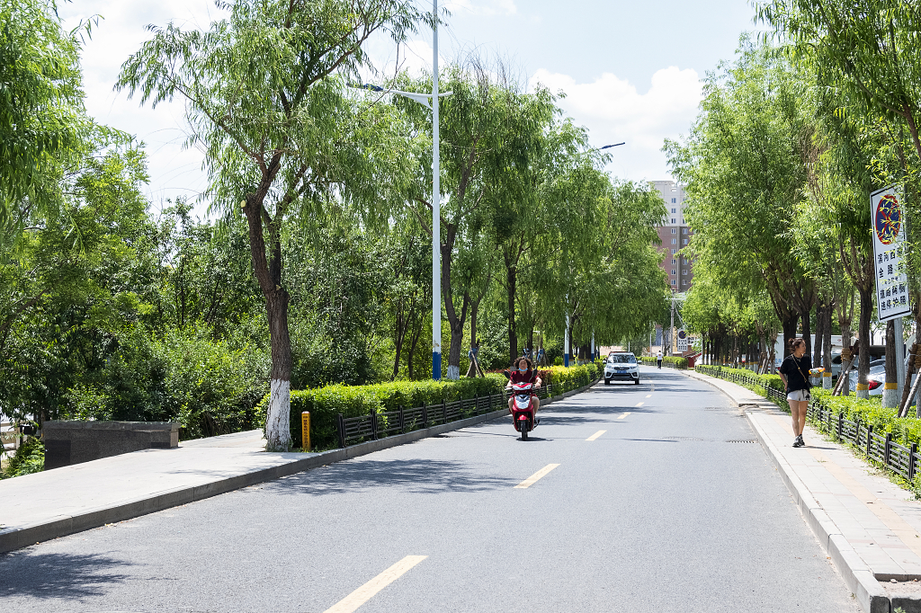 汽车通过城镇的街道