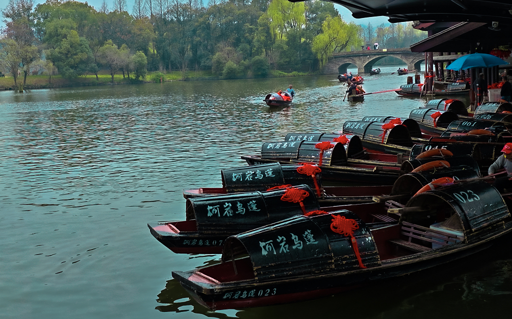 江南水乡古镇乌蓬船小舟中国风小船