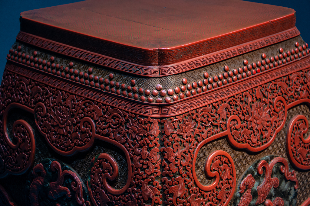 清红雕漆兽面方墩