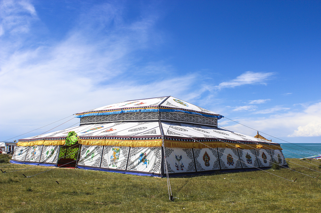 青海湖的夏日毡房