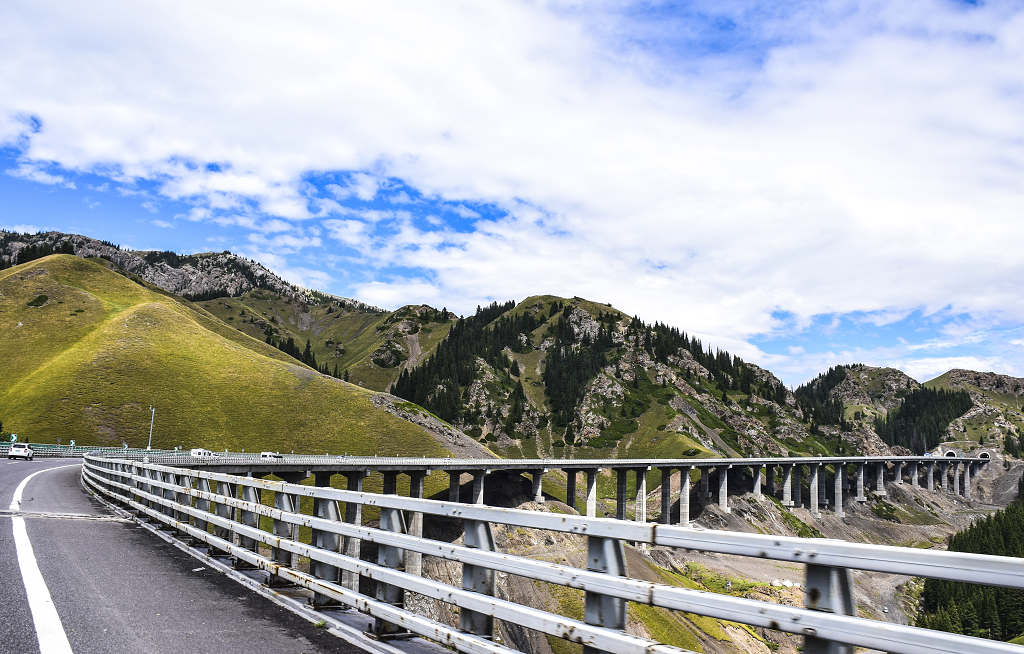 新疆伊犁果子沟大桥风光