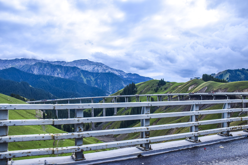 新疆伊犁果子沟大桥风光
