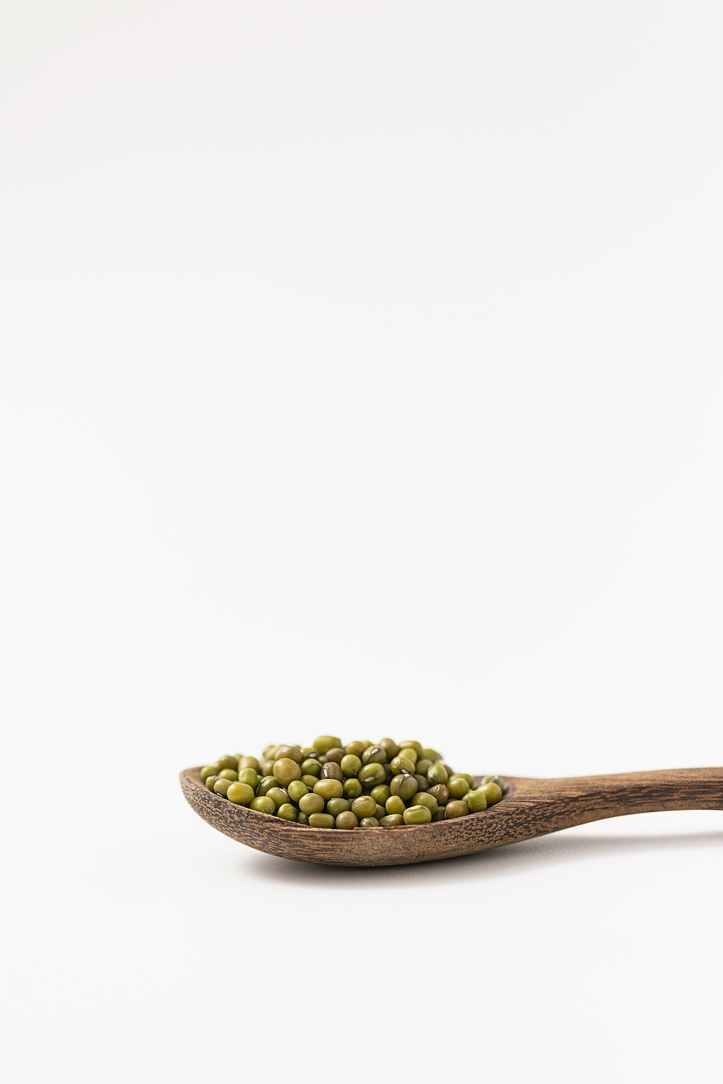勺子里的绿豆白色图片