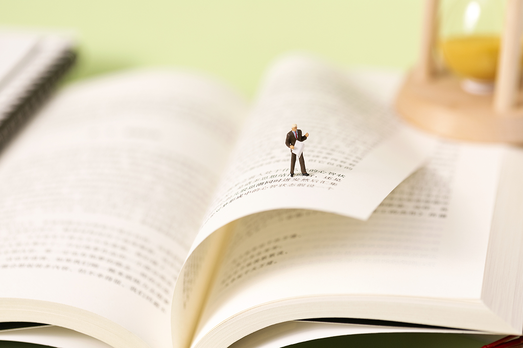 读书日微缩创意绿色背景读书日教师节阅读教育