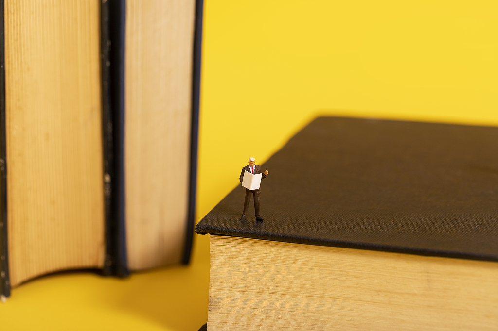 微缩创意读书日黄色海报读书日教师节阅读教育