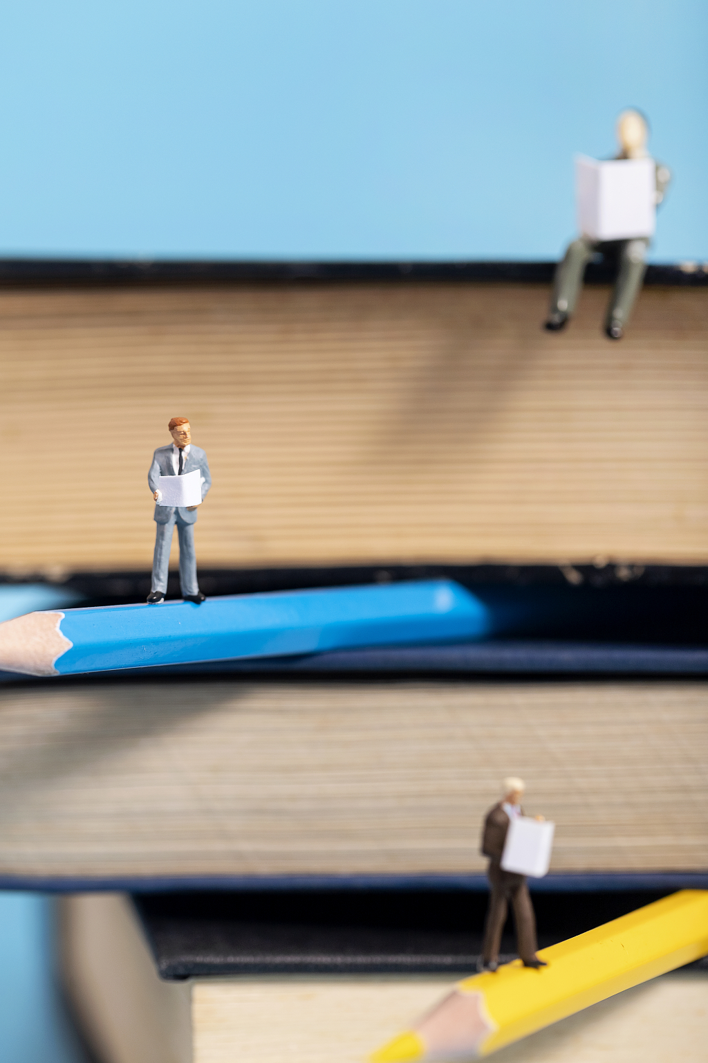 微缩创意读书蓝色海报读书日教师节阅读教育