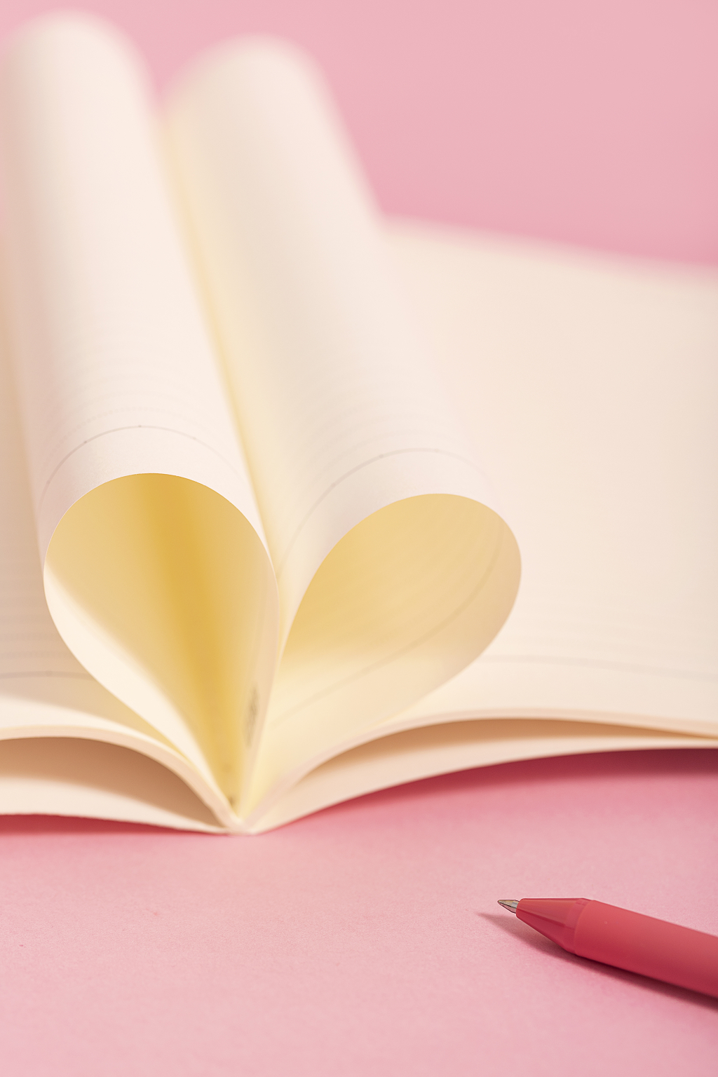 心形图书创意粉色背景读书日教师节阅读教育