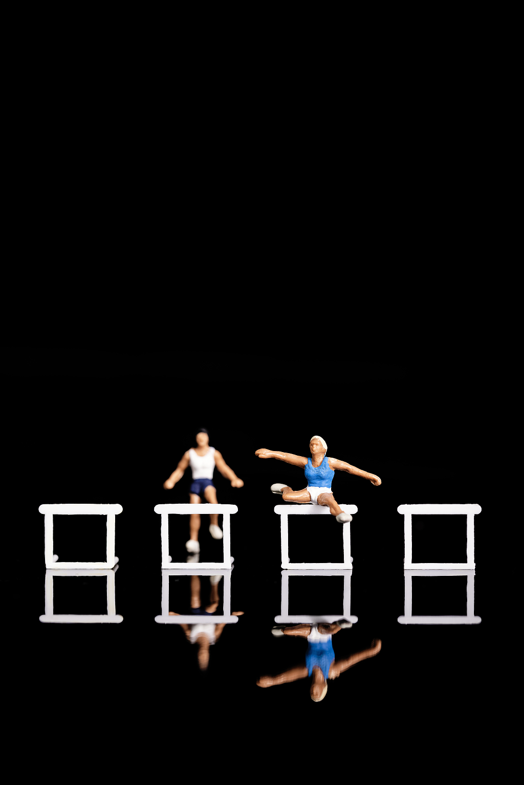 跨栏运动员跨栏比拼瞬间黑色倒影图运动员创意运动会